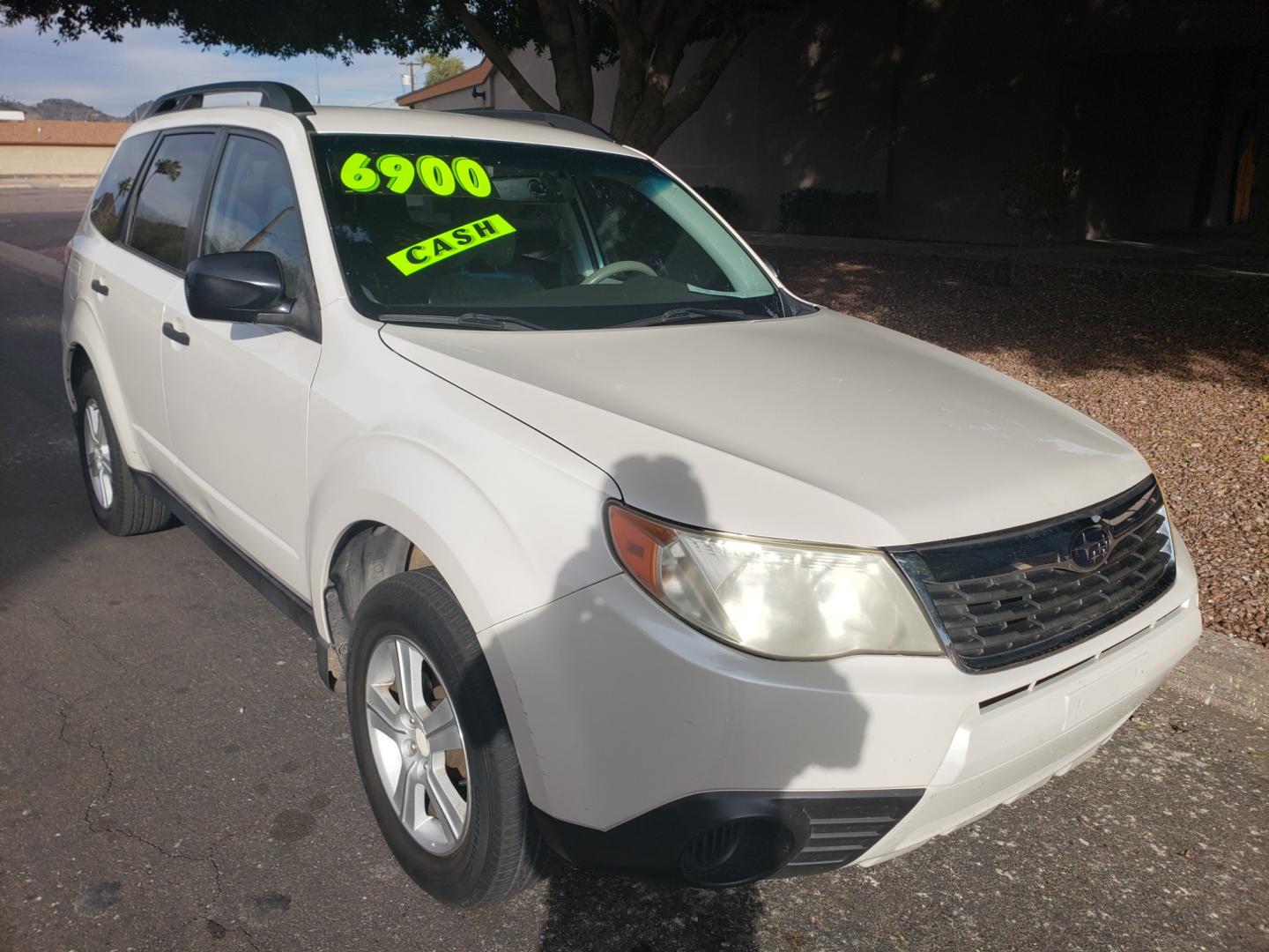 2010 WHITE /gray Subaru Forester (JF2SH6BC3AH) with an 2.4L L4 DOHC 16V engine, 5-Speed Automatic transmission, located at 323 E Dunlap Ave., Phoenix, AZ, 85020, (602) 331-9000, 33.567677, -112.069000 - 2010 Subaru Forester,......EXCELLENT condition,.... Ice Cold A/C, Gray interior with lite gray cloth seats in near perfect condition, New brakes, Tune up, Stereo/CD Player, Satellite compatible, This suv is gorgeous inside and out, Incredible gas mileage! Arizona title , Runs and Drives Excellent... - Photo#2